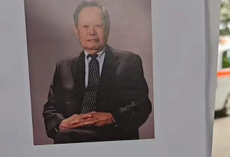 杨振宁追悼会现场！翁帆站首位神情悲伤，64岁老者曝杨老两个贡献