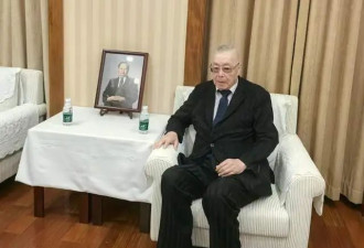 杨振宁追悼会现场！翁帆站首位神情悲伤，64岁老者曝杨老两个贡献