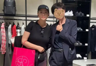 64岁宋丹丹逛奢侈品店，退休多年巨星风采不减，三位店员围着合影