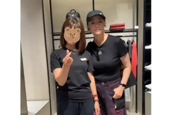 64岁宋丹丹逛奢侈品店，退休多年巨星风采不减，三位店员围着合影
