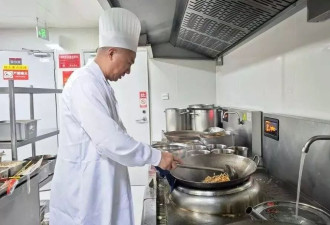 国铁成都局推出17元高铁盒饭：门店现炒