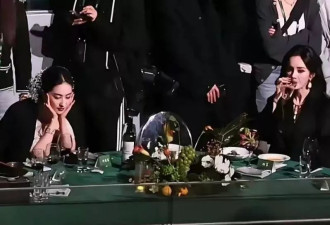 杨幂刘亦菲后台画面曝光，同桌零互动气氛尴尬