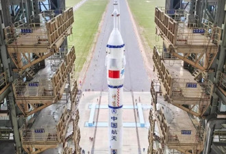 神舟二十一号船箭组合体转运至发射区 择机实施发射