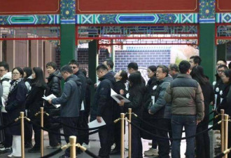 杨振宁葬礼直击：长孙抱遗像，一处细节感人