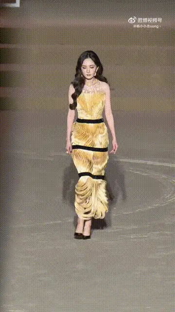 不装了，她俩现在的关系冷若冰霜
