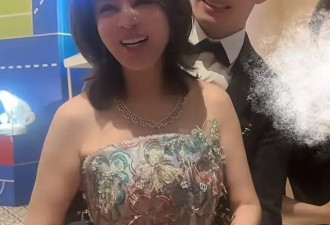 54岁于文红携儿子和24岁男友现身,对方轻抚其肚子