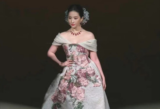 Vogue盛典上演争C大戏，刘亦菲杨幂钟楚曦各出奇招，刘冲无奈端水