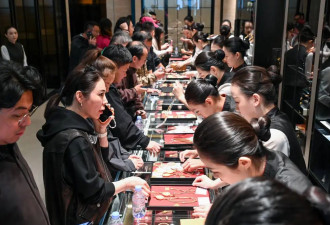 国际金价再次跳水，国内金饰还在买买买....