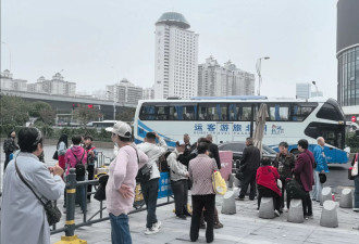 “铁腚”大巴游老年团全纪录：我出门就像打鸡血