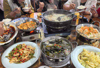 “铁腚”大巴游老年团全纪录：我出门就像打鸡血