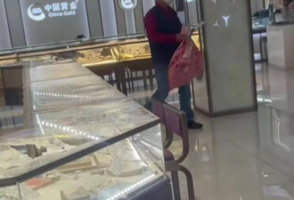 男子拿口袋抢劫上海一金店，多人在店外围观