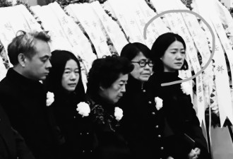 杨振宁逝世后,48岁翁帆首现身,这一刻的她像是瞬间老了二十岁