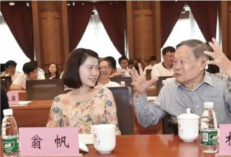 杨振宁逝世后,48岁翁帆首现身,这一刻的她像是瞬间老了二十岁