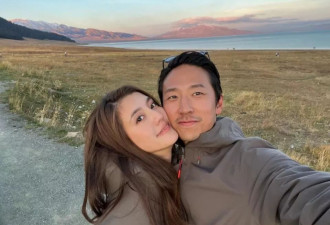 吴千语夫妻现身广东！穿露脐装身材火辣
