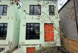 多伦多热门地段两栋独立屋拍卖：价格85万，目前是这个模样