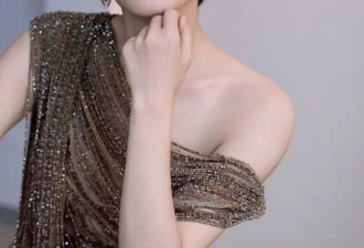 赵丽颖化身“金色神女”！穿斜肩鎏金流苏短裙，如披一缕落日熔金