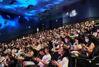中国大陆影迷涌港观影潮:"看到一些无法上映的电影"