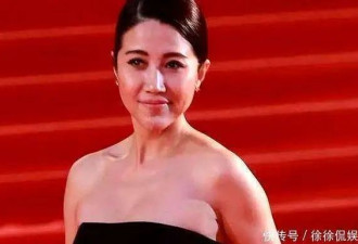 52岁影后颜丙燕正式官宣恋情，自曝情迷小20岁男友，两人曾被误认为母子