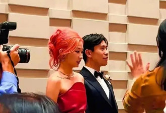 33岁刘欢女儿大婚！染红发纹身很漂亮，父母落泪不舍女儿出嫁