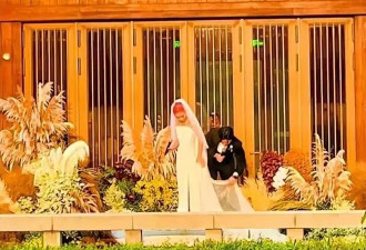 33岁刘欢女儿大婚！染红发纹身很漂亮，父母落泪不舍女儿出嫁