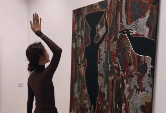 章泽天看展戴80万香奈儿耳环，也爱穿“中产三宝”！“该省省该花花”