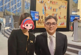 令人心酸！水均益直播额头贴“中国人”标识，晒证件仍难证明身份