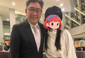 令人心酸！水均益直播额头贴“中国人”标识，晒证件仍难证明身份