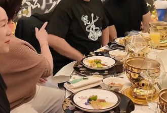 周华健和于荣光昆明相聚，哥俩喝得脸通红