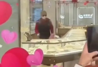 上海男“慢动作”抢劫金店 群众围观手机猛拍