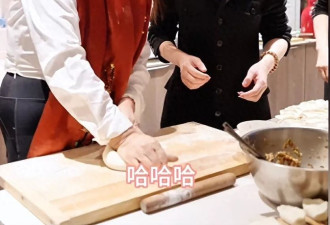 汪小菲陪台湾馆长逛北京,喝豆汁吃烤鸭臭豆腐,一句话暴露涵养