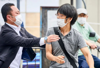 凶嫌背后数十年的创伤，“安倍遇刺案”首次开庭