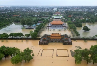 越南中部24小时降雨超过1米,近万人撤离避洪灾
