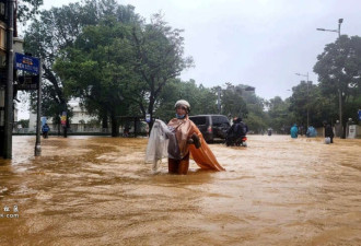 越南中部24小时降雨超过1米,近万人撤离避洪灾