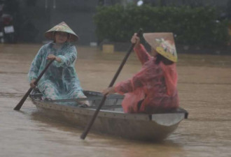 越南中部24小时降雨超过1米,近万人撤离避洪灾