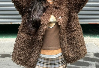 VOGUE盛典欧阳娜娜一袭绿裙美到失语，私服却大相径庭，玩转复古主义