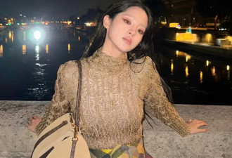 VOGUE盛典欧阳娜娜一袭绿裙美到失语，私服却大相径庭，玩转复古主义