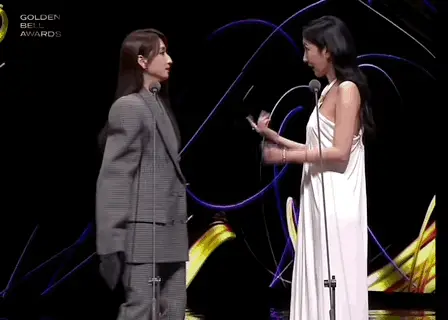 当两个女明星，在颁奖典礼接吻