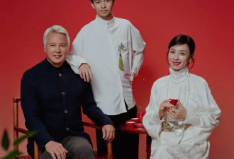 张庭晒一家四口，儿女颜值身高出众，15岁林希曈长成国际范小辣妹