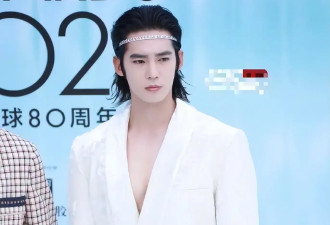 三亚红毯：张凌赫扫把头、杨幂肉色打底、周冬雨驼背、代露娃摔了