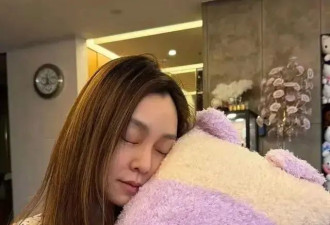 大S骨灰做成了7条项链，范玮琪疑似戴了一条...