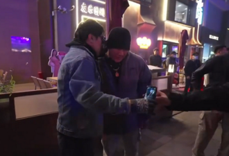 馆长北京直播 男子合影后称“中国台湾一边一国”