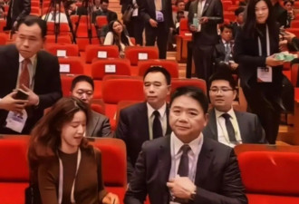 章泽天刘强东合体！女方身体躲避男方眉头紧皱 网友叹貌合神离