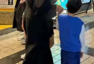 章子怡日本现身，透视上衣搭配高腰阔腿裤，一双儿女太可爱！