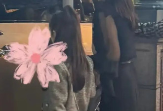 章子怡日本现身，透视上衣搭配高腰阔腿裤，一双儿女太可爱！