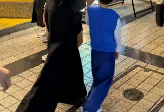 章子怡日本现身，透视上衣搭配高腰阔腿裤，一双儿女太可爱！
