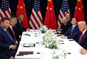 特朗普与习近平在韩国釜山金海机场会晤