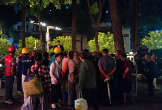 他们挤在8元一晚的旅店，几百人抢一个活