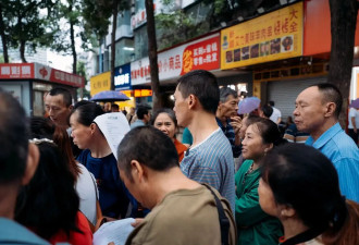 他们挤在8元一晚的旅店，几百人抢一个活