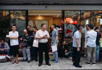 他们挤在8元一晚的旅店，几百人抢一个活