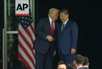 川普在习近平耳边说悄悄话，习未回应